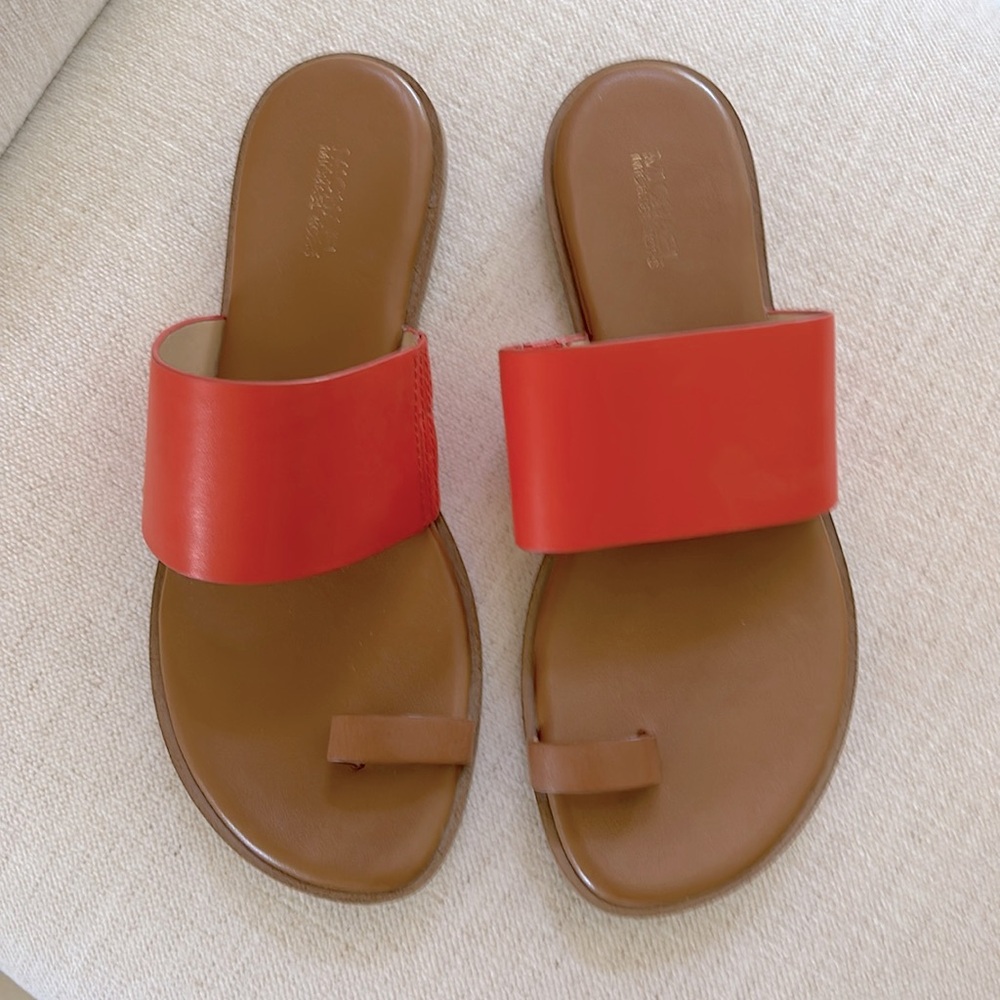 Michael Kors Toe Sandals. Leather upper. Tan/Orange. Size 8. Excellent Condition